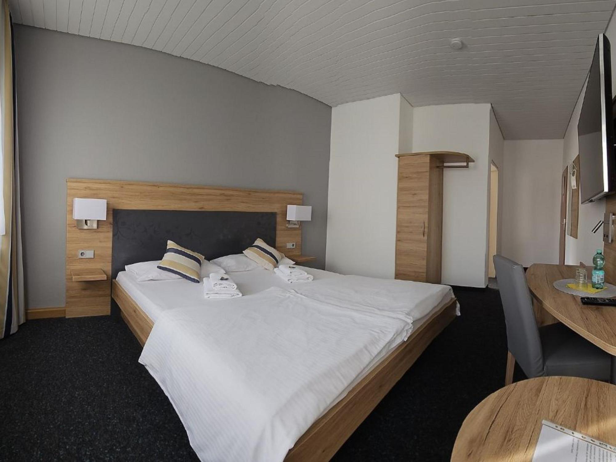 Hotel Hirsch גונצבורג מראה חיצוני תמונה